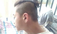 搞笑扎小辫的男人