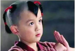 搞笑扎小辫的男人