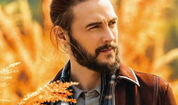 搞笑扎小辫的男人